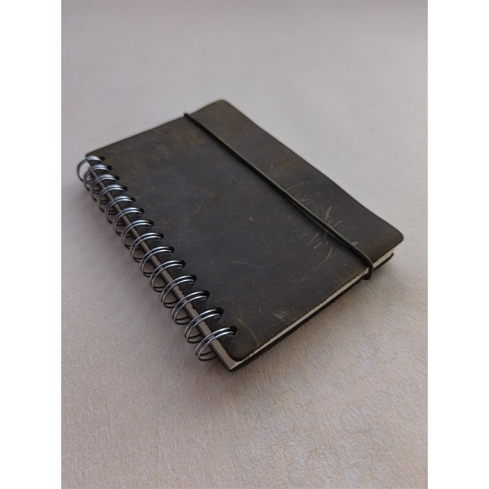 Keménytáblás notesz krémszínű lapokkal leszorító gumiszalaggal Purple Flowers 130x210mm, Presco